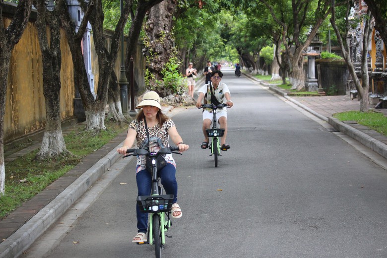 Du kh&aacute;ch th&iacute;ch th&uacute; trải nghiệm tham quan c&aacute;c điểm di t&iacute;ch Huế c&ugrave;ng xe đạp th&ocirc;ng minh- Ảnh 4.