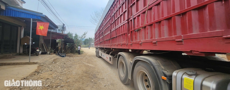 Bất an tr&ecirc;n tuyến đường li&ecirc;n x&atilde; đi 3km mất hơn nửa giờ ở Th&aacute;i Nguy&ecirc;n- Ảnh 12.