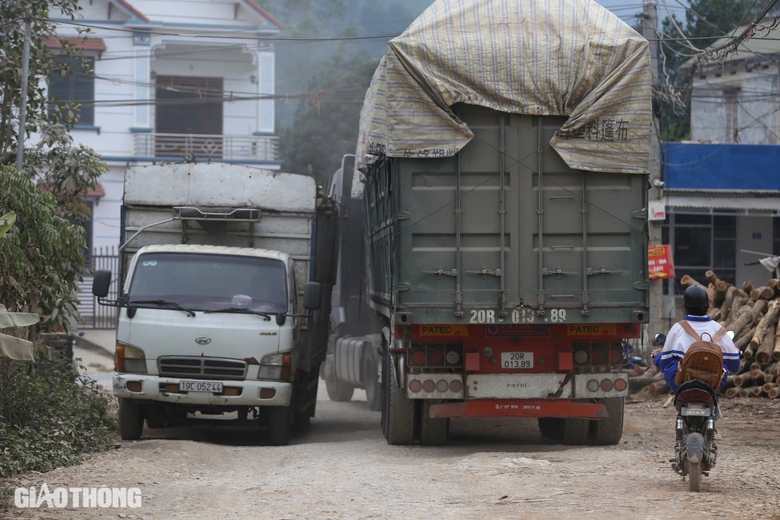 Bất an tr&ecirc;n tuyến đường li&ecirc;n x&atilde; đi 3km mất hơn nửa giờ ở Th&aacute;i Nguy&ecirc;n- Ảnh 10.