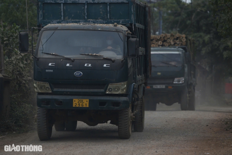 Bất an tr&ecirc;n tuyến đường li&ecirc;n x&atilde; đi 3km mất hơn nửa giờ ở Th&aacute;i Nguy&ecirc;n- Ảnh 5.