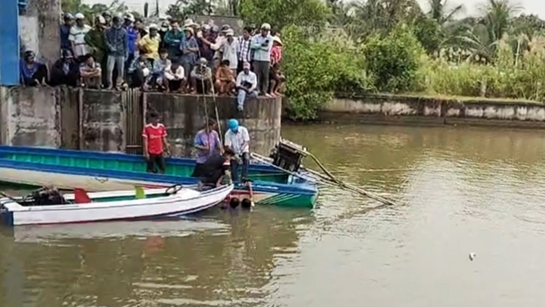 Điều khiển vỏ l&atilde;i đ&acirc;m tr&uacute;ng trụ biển b&aacute;o giao th&ocirc;ng, thanh ni&ecirc;n 20 tuổi tử vong thương t&acirc;m- Ảnh 1.