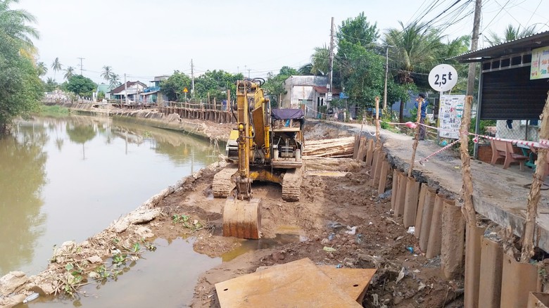 Đồng Tháp: Khắc phục tuyến đường sạt lở nhằm đảm bảo an toàn giao thông- Ảnh 2. Đồng Tháp: Khắc phục tuyến đường sạt lở nhằm đảm bảo an toàn giao thông- Ảnh 2.