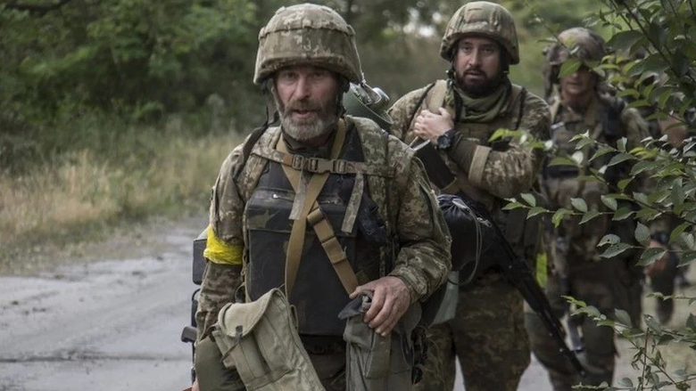 Reuters: Thiếu hụt qu&acirc;n nghi&ecirc;m trọng, Ukraine tuyển lại cả l&iacute;nh từng đ&agrave;o ngũ- Ảnh 1.