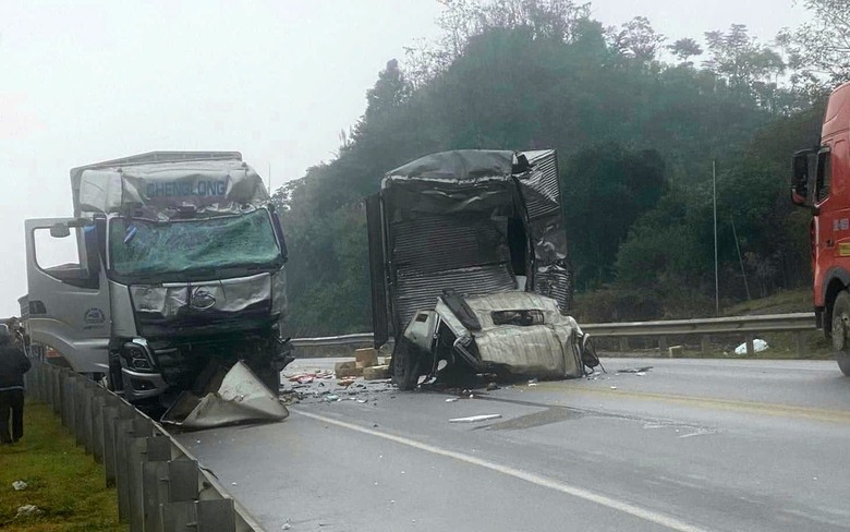 Hai xe tải va chạm tr&ecirc;n cao tốc Nội B&agrave;i - L&agrave;o Cai, hai người tử vong
