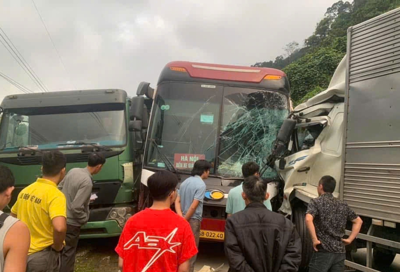 Tai nạn liên hoàn trên đèo Lò Xo, giao thông ách tắc nhiều giờ- Ảnh 1. Tai nạn liên hoàn trên đèo Lò Xo, giao thông ách tắc nhiều giờ- Ảnh 1.