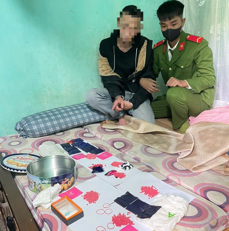 Xuy&ecirc;n đ&ecirc;m bắt 2 đối tượng mang theo s&uacute;ng qu&acirc;n dụng, vận chuyển ma t&uacute;y- Ảnh 3.
