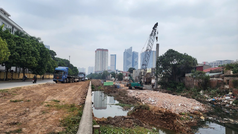 Dân khổ vì dự án nghìn tỷ thi công kiểu đối phó giữa Thủ đô- Ảnh 2. Dân khổ vì dự án nghìn tỷ thi công kiểu đối phó giữa Thủ đô- Ảnh 2.