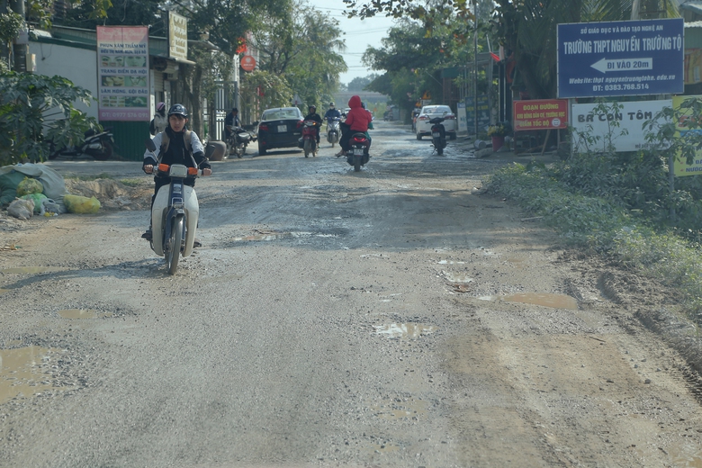 Nghệ An: Dân than cuộc sống đảo lộn vì đường xuống cấp- Ảnh 3. Nghệ An: Dân than cuộc sống đảo lộn vì đường xuống cấp- Ảnh 3.