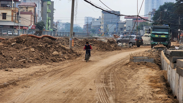 Dân khổ vì dự án nghìn tỷ thi công kiểu đối phó giữa Thủ đô- Ảnh 3. Dân khổ vì dự án nghìn tỷ thi công kiểu đối phó giữa Thủ đô- Ảnh 3.