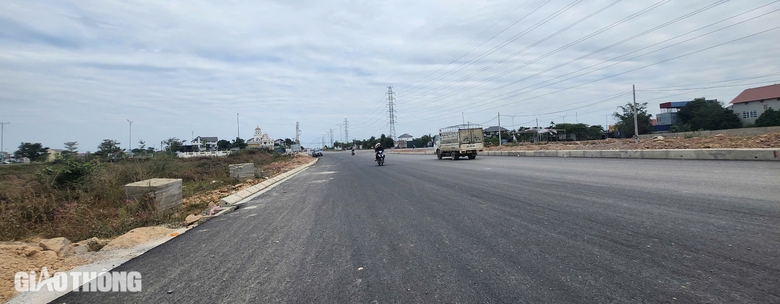 Nguy hiểm r&igrave;nh rập ở ng&atilde; tư giao cắt với đường li&ecirc;n v&ugrave;ng tại Th&aacute;i Nguy&ecirc;n- Ảnh 11.