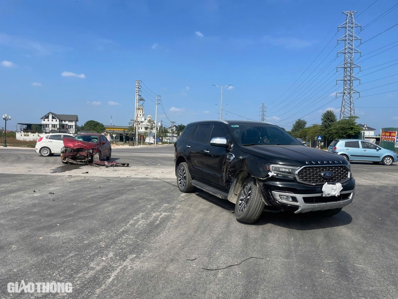 Nguy hiểm r&igrave;nh rập ở ng&atilde; tư giao cắt với đường li&ecirc;n v&ugrave;ng tại Th&aacute;i Nguy&ecirc;n- Ảnh 12.