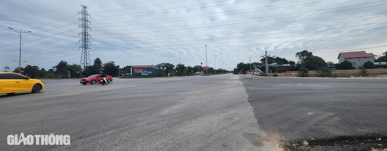 Nguy hiểm r&igrave;nh rập ở ng&atilde; tư giao cắt với đường li&ecirc;n v&ugrave;ng tại Th&aacute;i Nguy&ecirc;n- Ảnh 4.