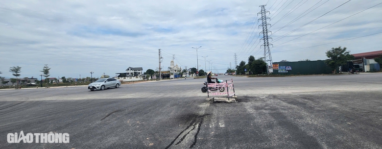 Nguy hiểm r&igrave;nh rập ở ng&atilde; tư giao cắt với đường li&ecirc;n v&ugrave;ng tại Th&aacute;i Nguy&ecirc;n- Ảnh 2.