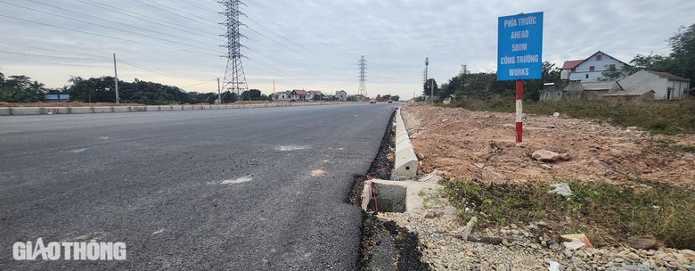 Nguy hiểm r&igrave;nh rập ở ng&atilde; tư giao cắt với đường li&ecirc;n v&ugrave;ng tại Th&aacute;i Nguy&ecirc;n- Ảnh 15.