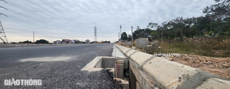 Nguy hiểm r&igrave;nh rập ở ng&atilde; tư giao cắt với đường li&ecirc;n v&ugrave;ng tại Th&aacute;i Nguy&ecirc;n- Ảnh 10.