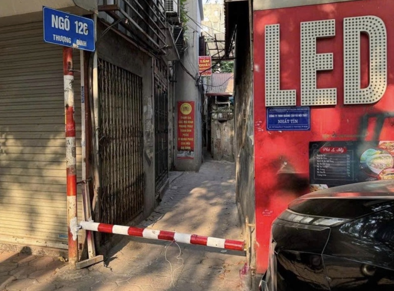 Th&aacute;o barie chặn xe m&aacute;y v&agrave;o ng&otilde; ở H&agrave; Nội, đề xuất cử c&ocirc;ng an chốt trực- Ảnh 1.