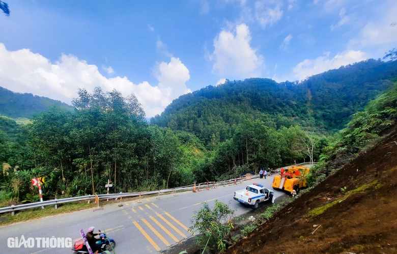 Cận cảnh hiện trường cứu hộ xe đầu k&eacute;o lao xuống vực b&ecirc;n quốc lộ 49- Ảnh 1.