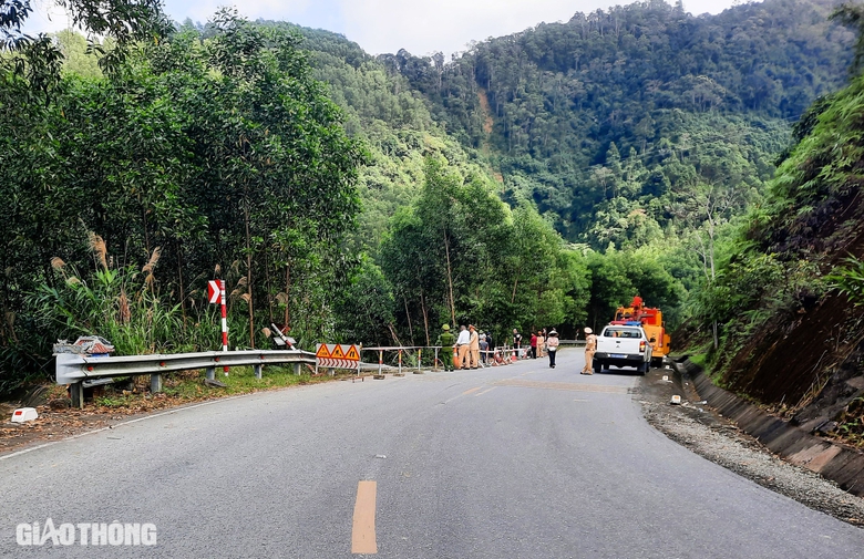 Cận cảnh hiện trường cứu hộ xe đầu k&eacute;o lao xuống vực b&ecirc;n quốc lộ 49- Ảnh 2.