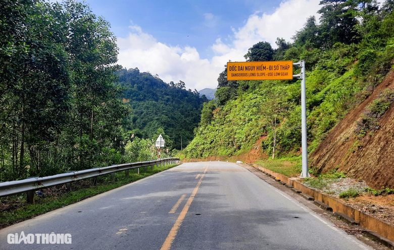 Cận cảnh hiện trường cứu hộ xe đầu k&eacute;o lao xuống vực b&ecirc;n quốc lộ 49- Ảnh 4.