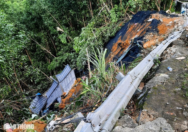 Cận cảnh hiện trường cứu hộ xe đầu k&eacute;o lao xuống vực b&ecirc;n quốc lộ 49- Ảnh 5.