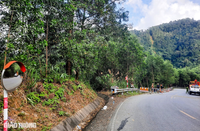 Cận cảnh hiện trường cứu hộ xe đầu k&eacute;o lao xuống vực b&ecirc;n quốc lộ 49- Ảnh 7.