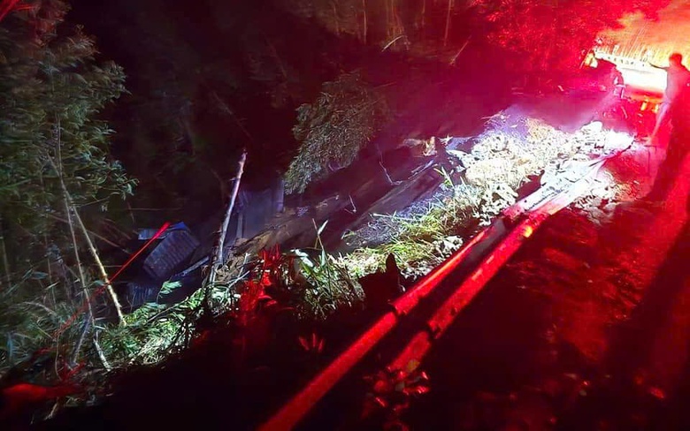 Xe đầu k&eacute;o rơi xuống vực đoạn QL49 qua Huế, t&agrave;i xế bị thương nặng