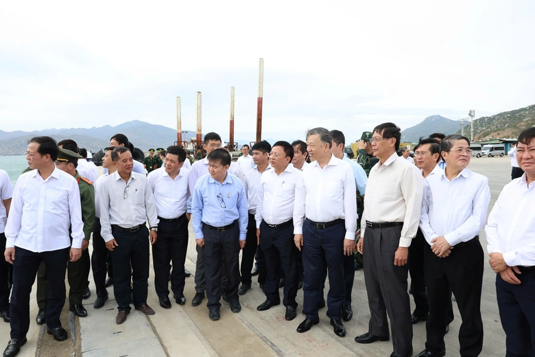 Tổng B&iacute; thư T&ocirc; L&acirc;m kiểm tra vị tr&iacute; x&acirc;y dựng nh&agrave; m&aacute;y điện hạt nh&acirc;n Ninh Thuận- Ảnh 3.