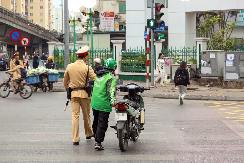 H&agrave;ng loạt t&agrave;i xế ngỡ ng&agrave;ng v&igrave; CSGT xử mạnh vi phạm dừng đ&egrave;n đỏ sai vạch- Ảnh 2.