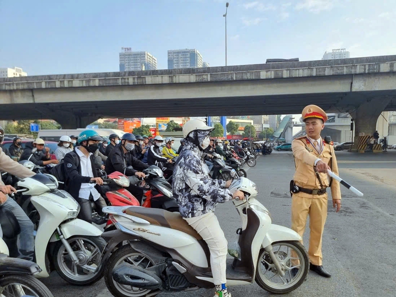 H&agrave;ng loạt t&agrave;i xế ngỡ ng&agrave;ng v&igrave; CSGT xử mạnh vi phạm dừng đ&egrave;n đỏ sai vạch- Ảnh 1.