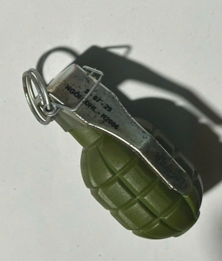 Bình Dương: Khởi tố người đàn ông mang lựu đạn nhựa đi dọa giết người- Ảnh 2. Bình Dương: Khởi tố người đàn ông mang lựu đạn nhựa đi dọa giết người- Ảnh 2.