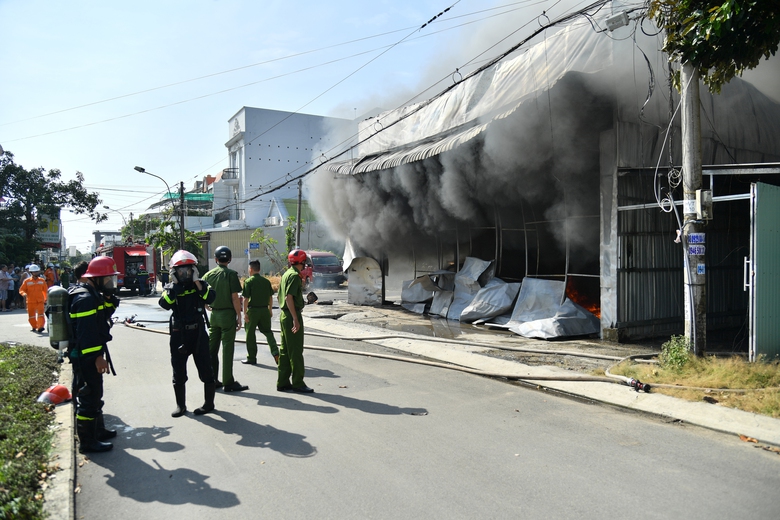 Lửa bao trùm gara ở Kiên Giang, nhiều ô tô cháy rụi- Ảnh 1. Lửa bao trùm gara ở Kiên Giang, nhiều ô tô cháy rụi- Ảnh 1.
