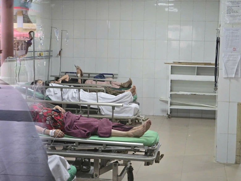 H&agrave;ng chục c&ocirc;ng nh&acirc;n nhập viện sau bữa ăn trưa ở Nghệ An- Ảnh 1.