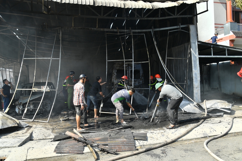 Lửa bao trùm gara ở Kiên Giang, nhiều ô tô cháy rụi- Ảnh 3. Lửa bao trùm gara ở Kiên Giang, nhiều ô tô cháy rụi- Ảnh 3.