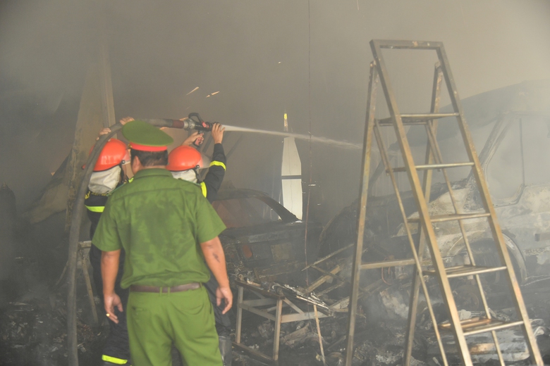 Lửa bao trùm gara ở Kiên Giang, nhiều ô tô cháy rụi- Ảnh 5. Lửa bao trùm gara ở Kiên Giang, nhiều ô tô cháy rụi- Ảnh 5.