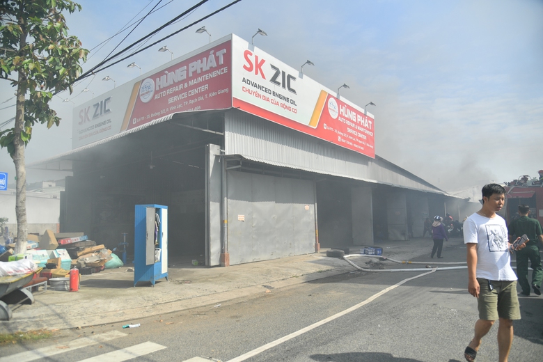 Lửa bao trùm gara ở Kiên Giang, nhiều ô tô cháy rụi- Ảnh 2. Lửa bao trùm gara ở Kiên Giang, nhiều ô tô cháy rụi- Ảnh 2.