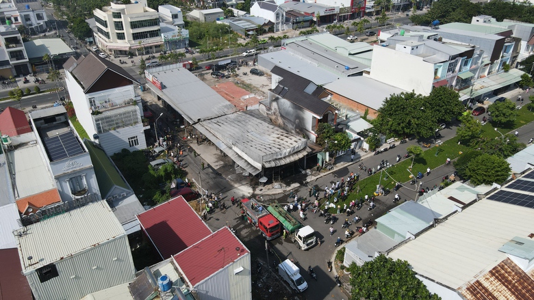 Lửa bao trùm gara ở Kiên Giang, nhiều ô tô cháy rụi- Ảnh 8. Lửa bao trùm gara ở Kiên Giang, nhiều ô tô cháy rụi- Ảnh 8.