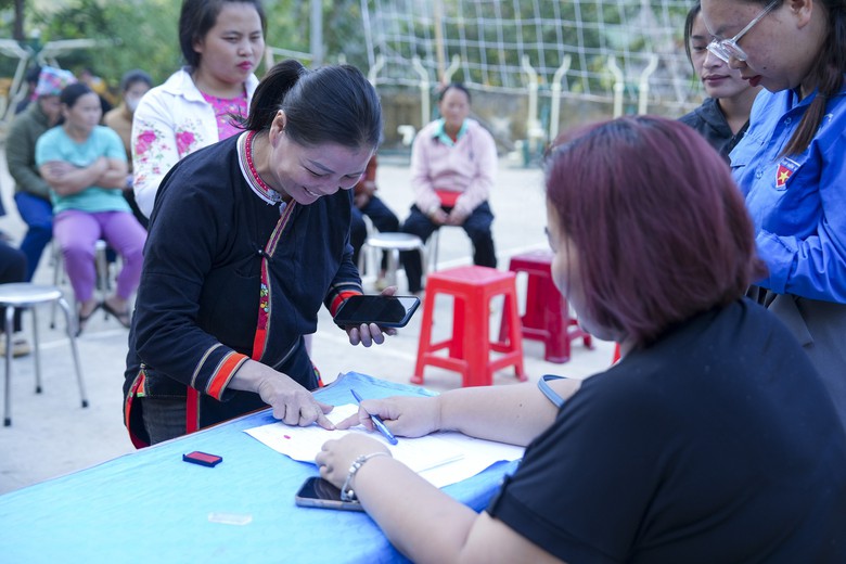 Tập đoàn Hòa Phát trao gần 1.200 suất quà tới đồng bào tỉnh Cao Bằng- Ảnh 5. Tập đoàn Hòa Phát trao gần 1.200 suất quà tới đồng bào tỉnh Cao Bằng- Ảnh 5.