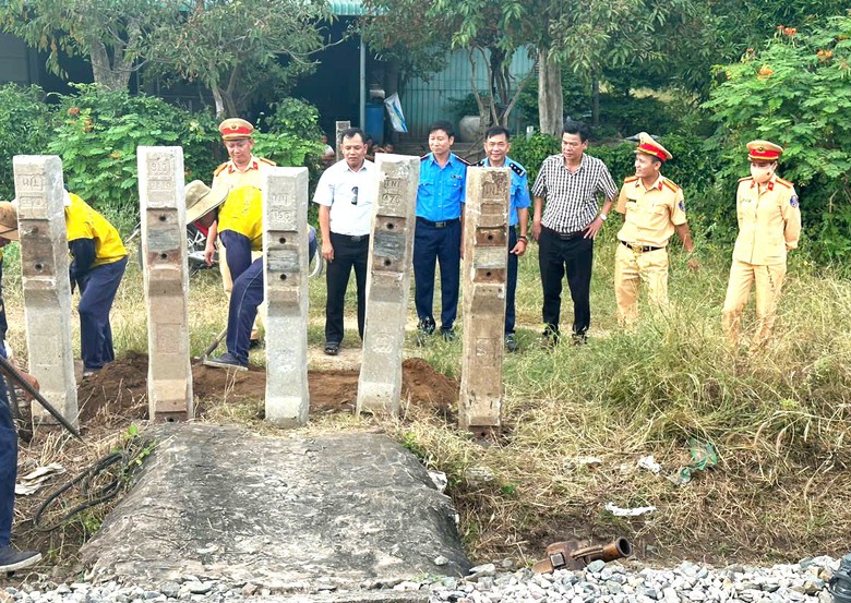 R&agrave;o, đ&oacute;ng loạt lối đi tr&aacute;i ph&eacute;p tr&ecirc;n tuyến đường sắt qua B&igrave;nh Thuận- Ảnh 1.