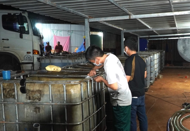 Ph&aacute;t hiện l&ograve; nấu 27 ngh&igrave;n l&iacute;t dầu, nhớt thải giữa rừng cao su- Ảnh 1.