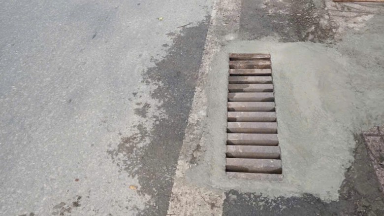 Sửa nhiều nắp cống hư hỏng trên QL30 sau phản ánh trên Báo Giao thông- Ảnh 2. Sửa nhiều nắp cống hư hỏng trên QL30 sau phản ánh trên Báo Giao thông- Ảnh 2.