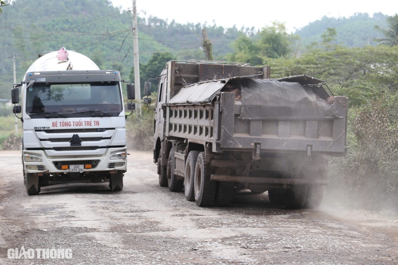 Người d&acirc;n khốn khổ lưu th&ocirc;ng tr&ecirc;n đường tỉnh 261 ở Th&aacute;i Nguy&ecirc;n- Ảnh 4.