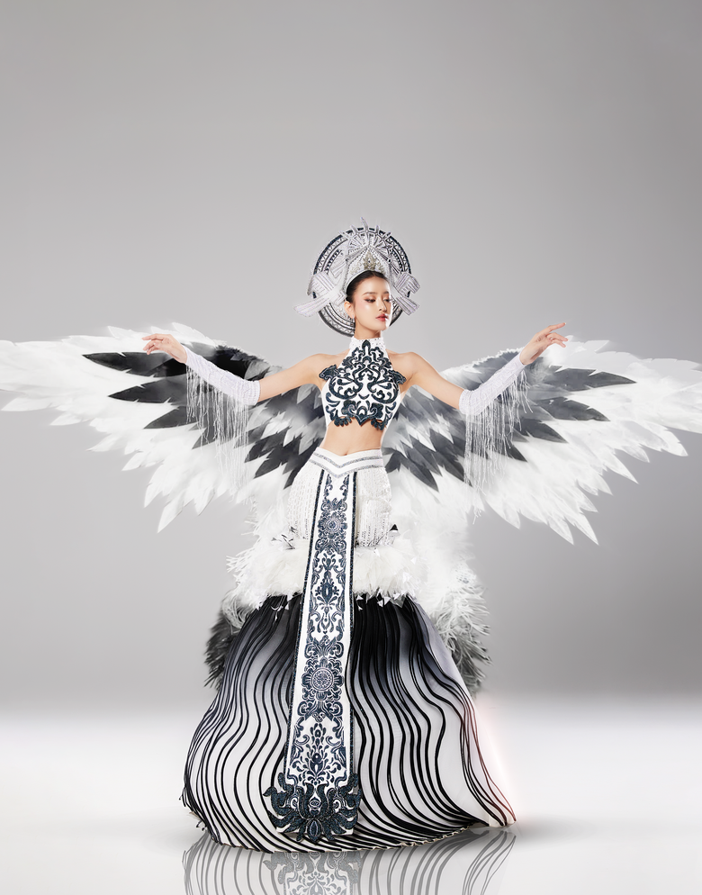 &Aacute; hậu B&ugrave;i Kh&aacute;nh Linh tr&igrave;nh diễn &ldquo;Thi&ecirc;n Hạc&rdquo; tại National Costume Miss Intercontinental 202- Ảnh 2.