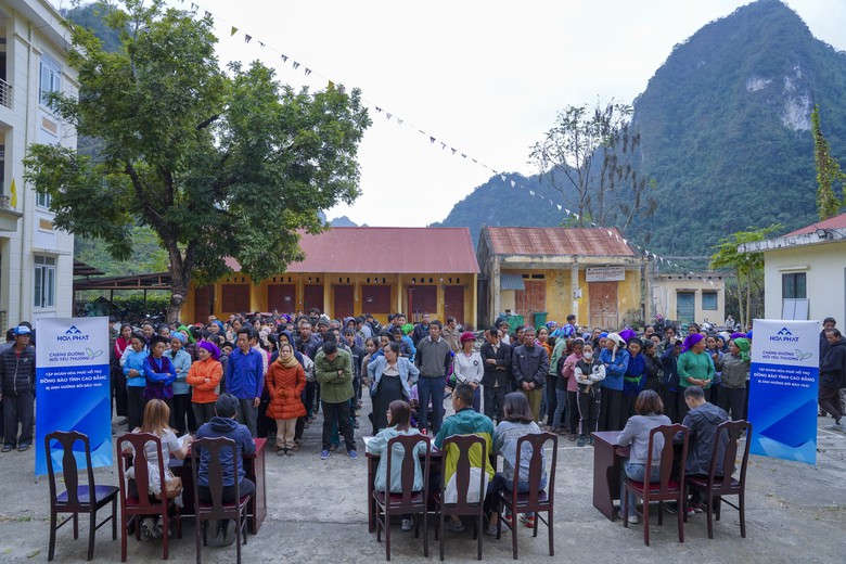 Tập đoàn Hòa Phát trao gần 1.200 suất quà tới đồng bào tỉnh Cao Bằng- Ảnh 3. Tập đoàn Hòa Phát trao gần 1.200 suất quà tới đồng bào tỉnh Cao Bằng- Ảnh 3.