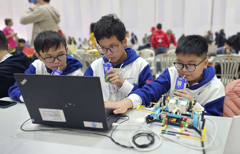 Vinamilk đồng hành các "chiến binh" tại GRG và WRO, tiếp thêm dinh dưỡng và cũng truyền "lửa" cho các đội thi từ chính câu chuyện luôn đổi mới, sáng tạo và cầu tiến ("Raising the bar") của mình. Ảnh: VTA Vinamilk đồng hành các "chiến binh" tại GRG và WRO, tiếp thêm dinh dưỡng và cũng truyền "lửa" cho các đội thi từ chính câu chuyện luôn đổi mới, sáng tạo và cầu tiến ("Raising the bar") của mình. Ảnh: VTA