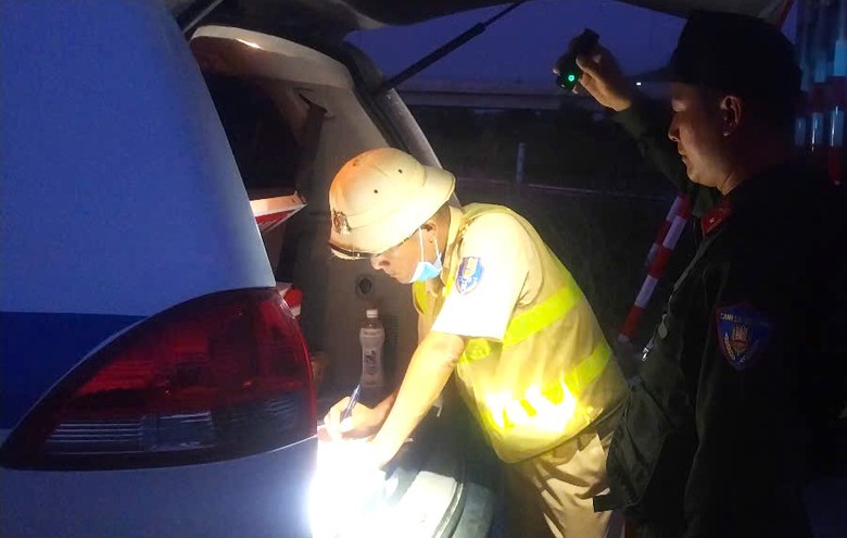 "Mắt thần" phát hiện tài xế xe khách không thắt dây an toàn, dùng điện thoại trên cao tốc- Ảnh 1. "Mắt thần" phát hiện tài xế xe khách không thắt dây an toàn, dùng điện thoại trên cao tốc- Ảnh 1.