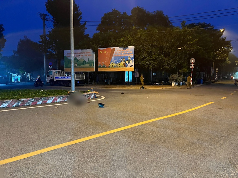 Va vào đảo bê tông, người đàn ông đi xe máy tử vong- Ảnh 1. Va vào đảo bê tông, người đàn ông đi xe máy tử vong- Ảnh 1.