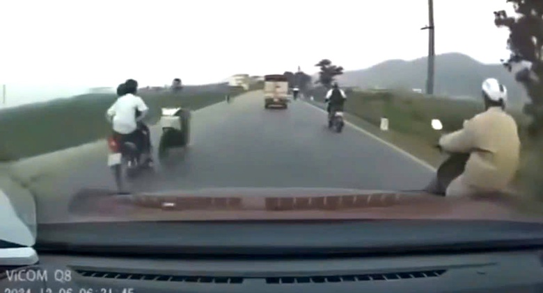 Ngồi sau xe m&aacute;y do bạn c&ugrave;ng tuổi chở, nam sinh 15 tuổi thiệt mạng v&igrave; tai nạn li&ecirc;n ho&agrave;n- Ảnh 1.