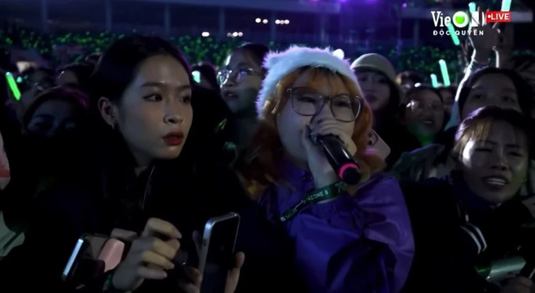 Concert "Anh trai say hi": Nữ khán giả xin dừng chương trình để cứu người bị ngất- Ảnh 1. Concert "Anh trai say hi": Nữ khán giả xin dừng chương trình để cứu người bị ngất- Ảnh 1.