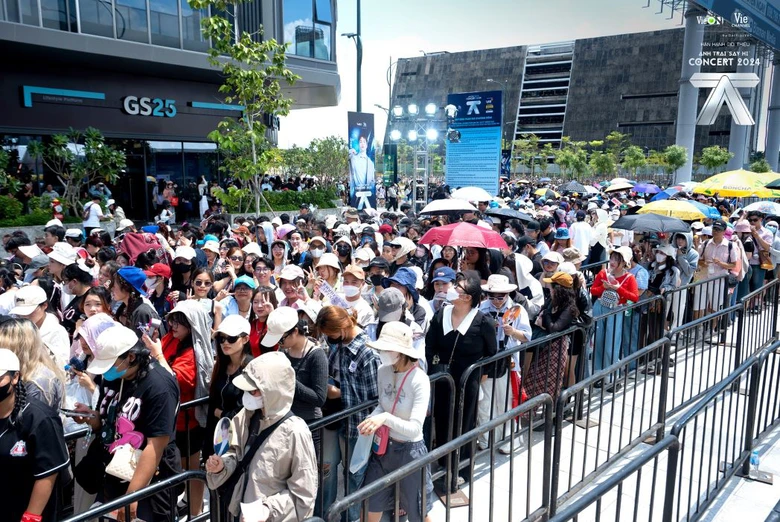 Concert "Anh trai say hi": Nữ khán giả xin dừng chương trình để cứu người bị ngất- Ảnh 2. Concert "Anh trai say hi": Nữ khán giả xin dừng chương trình để cứu người bị ngất- Ảnh 2.