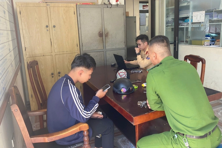 Giật m&igrave;nh "qu&aacute;i xế tuổi teen" n&aacute;o loạn đường phố, v&ocirc; cớ đ&aacute;nh người ở Quảng Ninh- Ảnh 3.